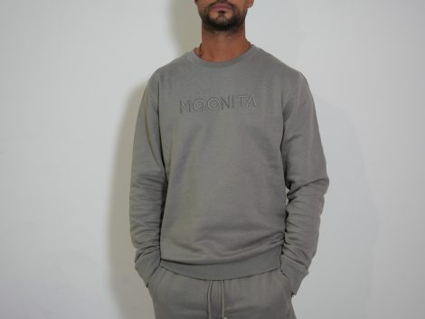 uomo_grigio_chiaro_felpa_paricollo_1